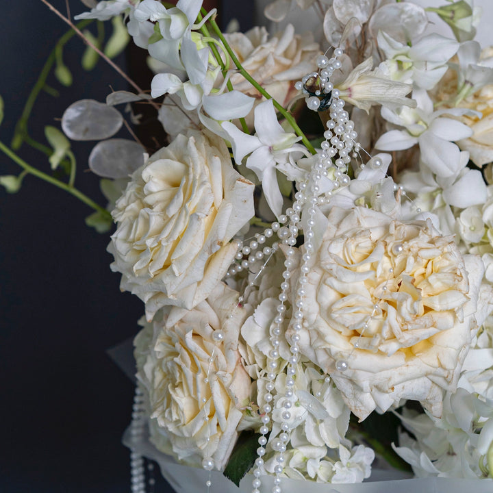 Bouquet "Pearlescent Refinement" with white flowers