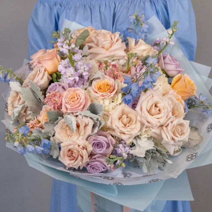 Classic bouquet "Peachy ice" with roses and hydrangea