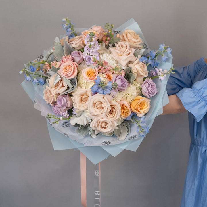 Classic bouquet "Peachy ice" with roses and hydrangea