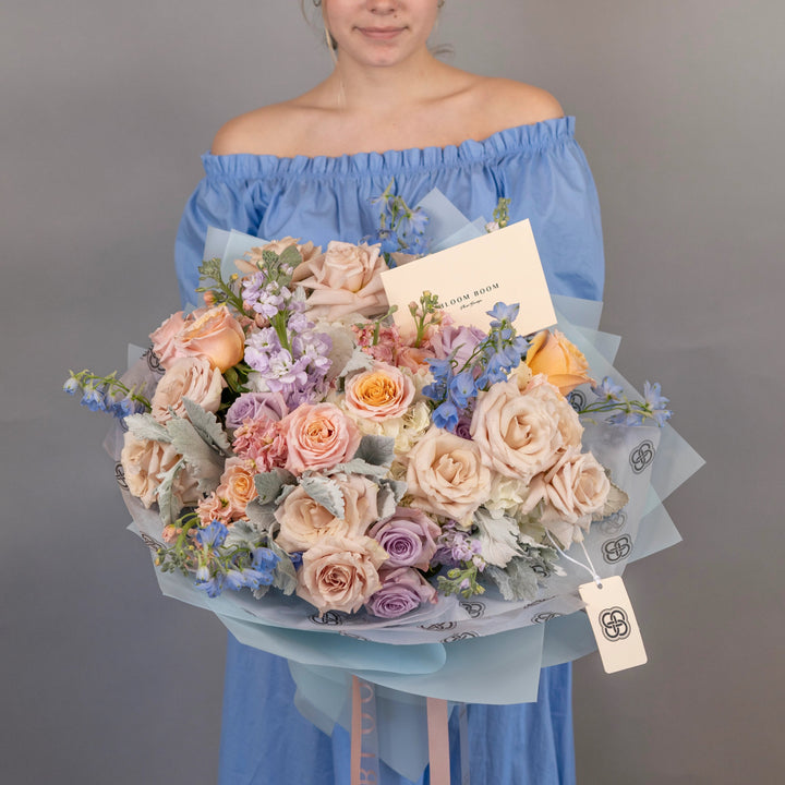 Classic bouquet "Peachy ice" with roses and hydrangea