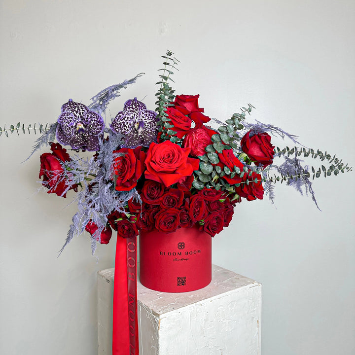 Flower box "Red Velvet" with roses and orchid