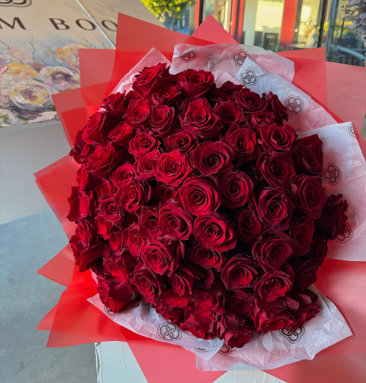 Large bouquet of 100 red roses