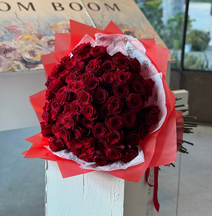 Large bouquet of 100 red roses