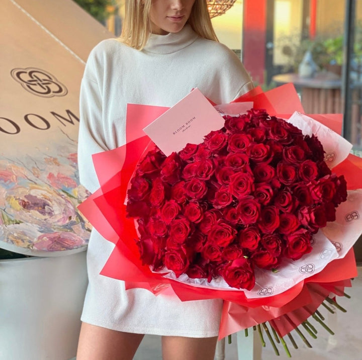 Large bouquet of 100 red roses