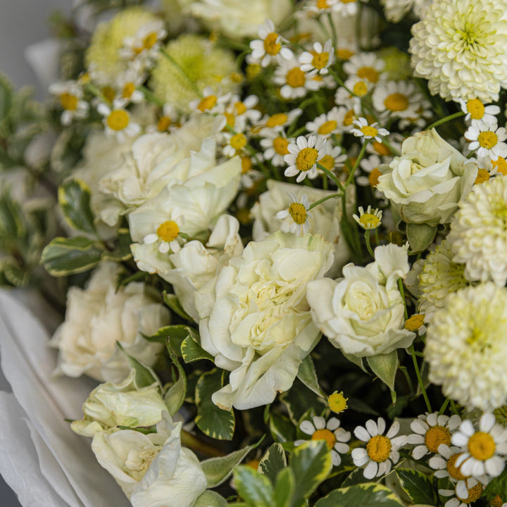 Bouquet "Summer vibe" with chamomile and white spray rose