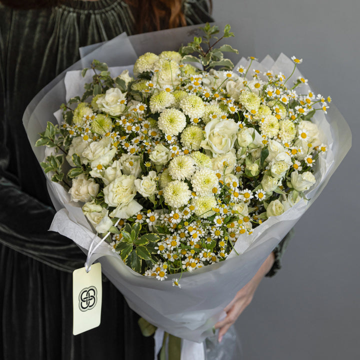 Bouquet "Summer vibe" with chamomile and white spray rose