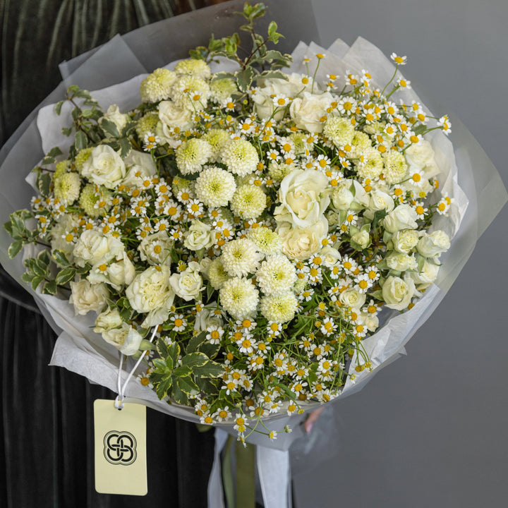 Bouquet "Summer vibe" with chamomile and white spray rose