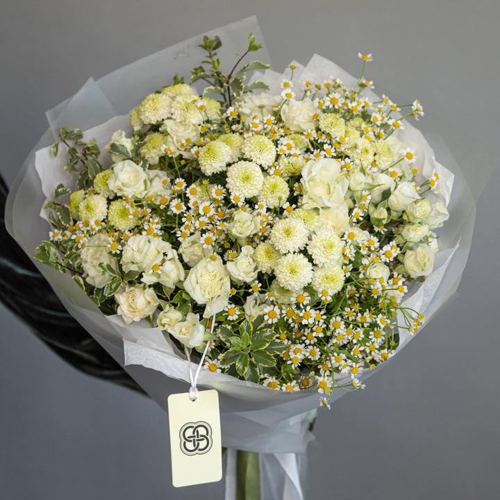 Bouquet "Summer vibe" with chamomile and white spray rose