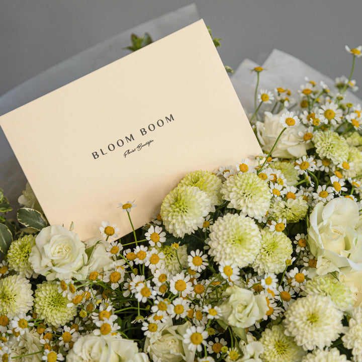 Bouquet "Summer vibe" with chamomile and white spray rose