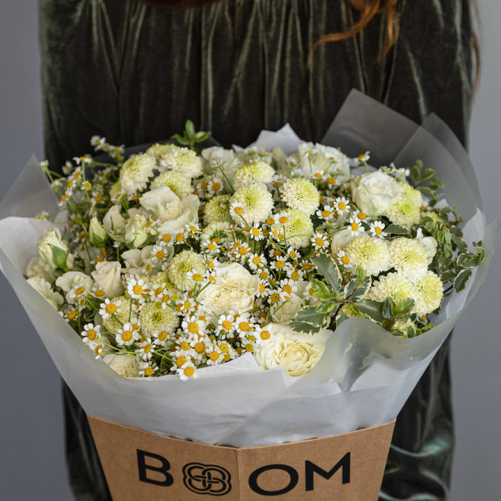 Bouquet "Summer vibe" with chamomile and white spray rose