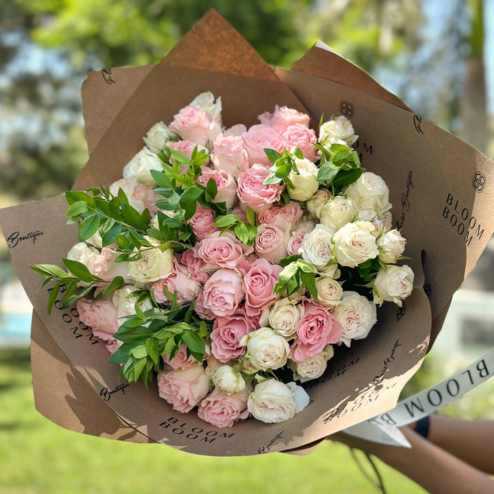 Bouquet mix of white and pink roses