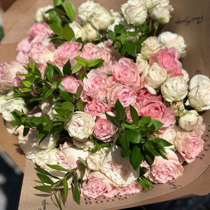 Bouquet mix of white and pink roses