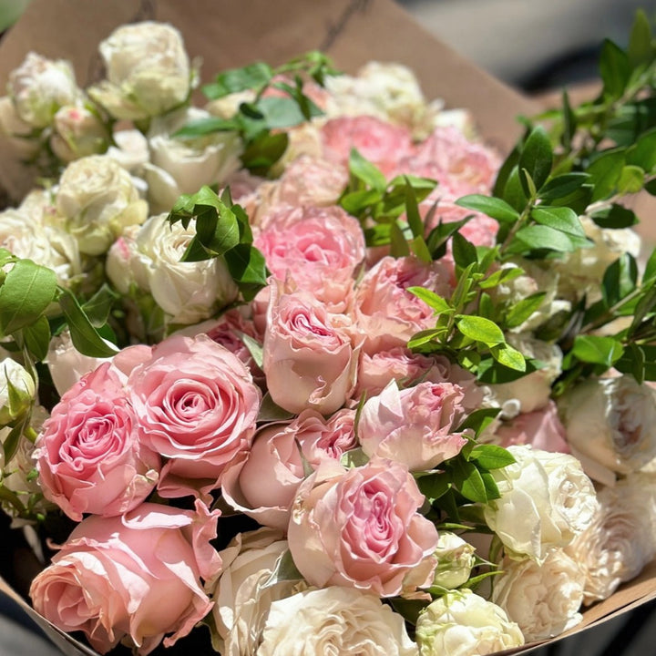 Bouquet mix of white and pink roses