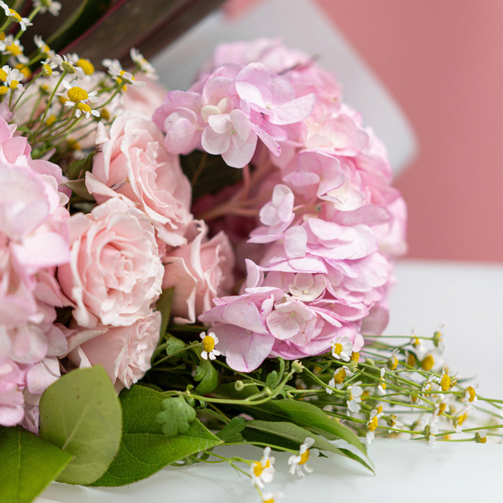 Bouquet "Spring Kiss" with pink roses, hydrangea and daisies