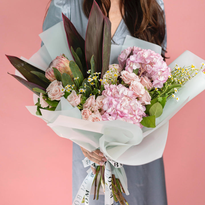 Bouquet "Spring Kiss" with pink roses, hydrangea and daisies