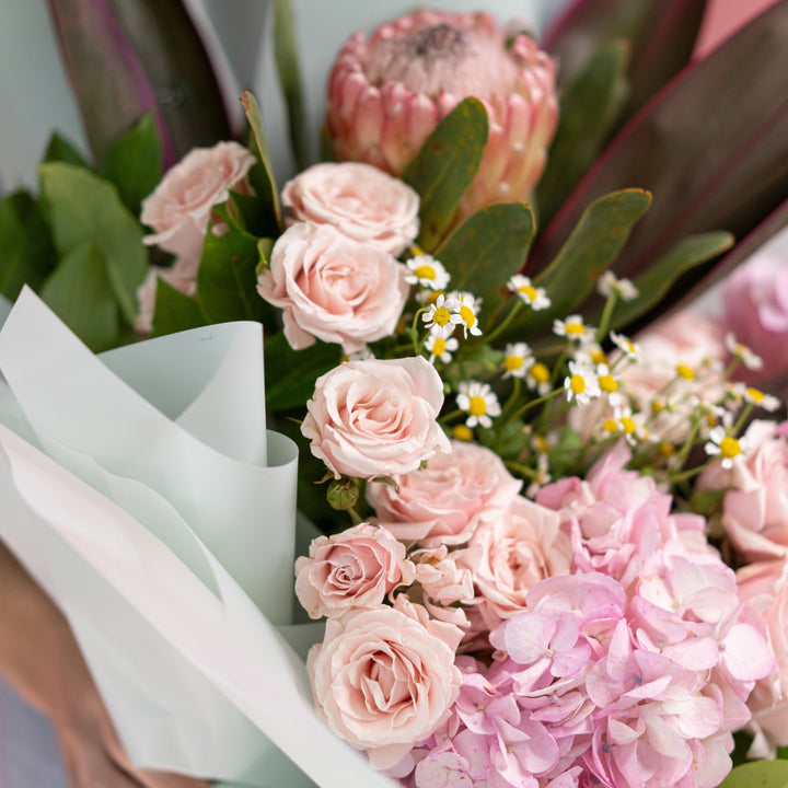 Bouquet "Spring Kiss" with pink roses, hydrangea and daisies