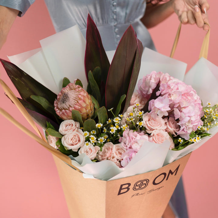 Bouquet "Spring Kiss" with pink roses, hydrangea and daisies