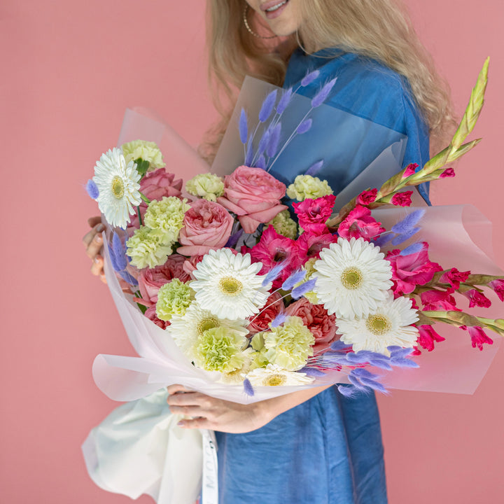 Bouquet "Romantic fragrance" with rose, gladiolus, gerberas and carnation