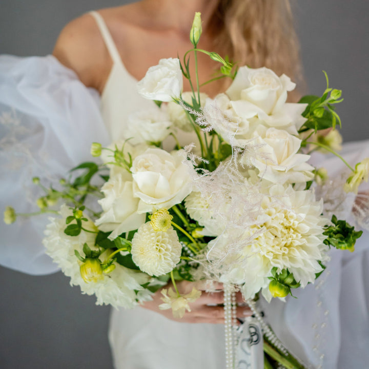 Bouquet "Starlight Stems" with white roses and dahlia