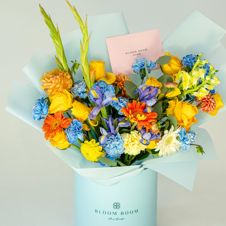 Flower box "Enchanted Clusters" with matiola and blue carnation