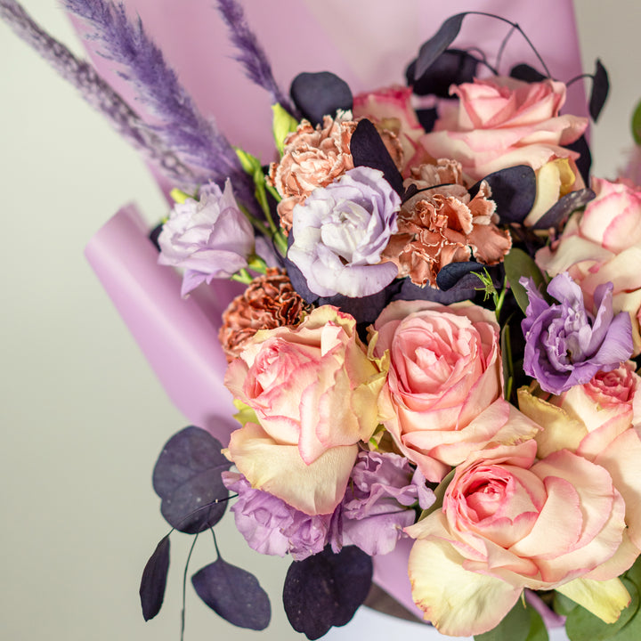 Flower box "Pastel Gift" with roses and eustoma