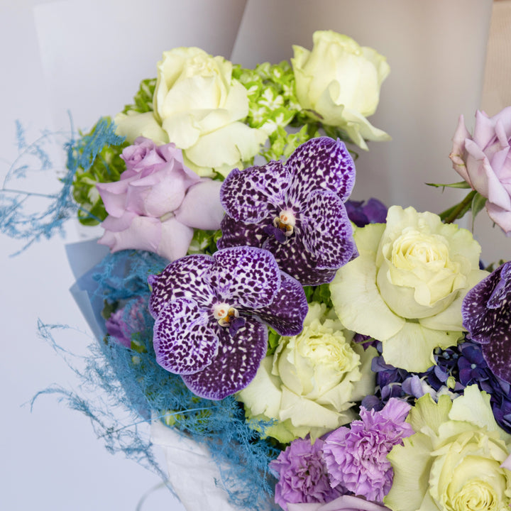 Bouquet Ocean Breeze Small with roses and hydrangea