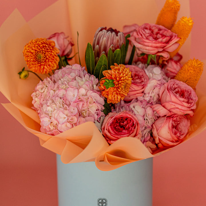 Box Fragrant dreams with roses and dahlias