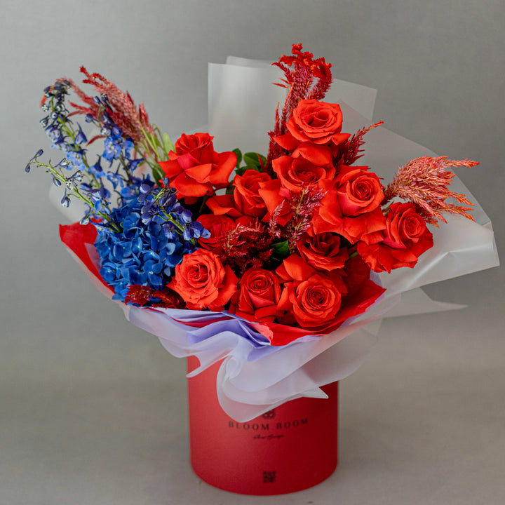 Flower box "Starry Wreath" with red roses and blue hydrangea