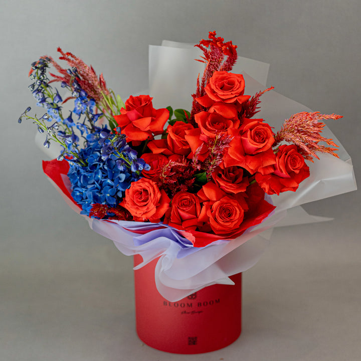 Flower box "Starry Wreath" with red roses and blue hydrangea