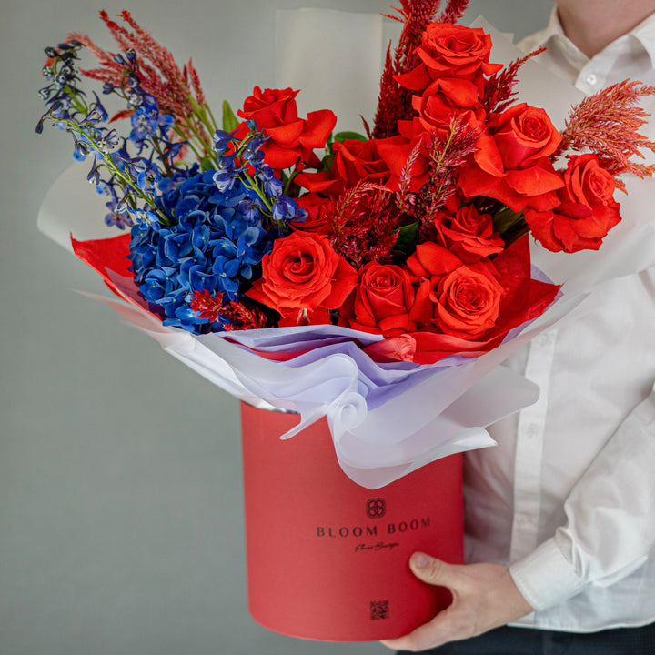 Flower box "Starry Wreath" with red roses and blue hydrangea