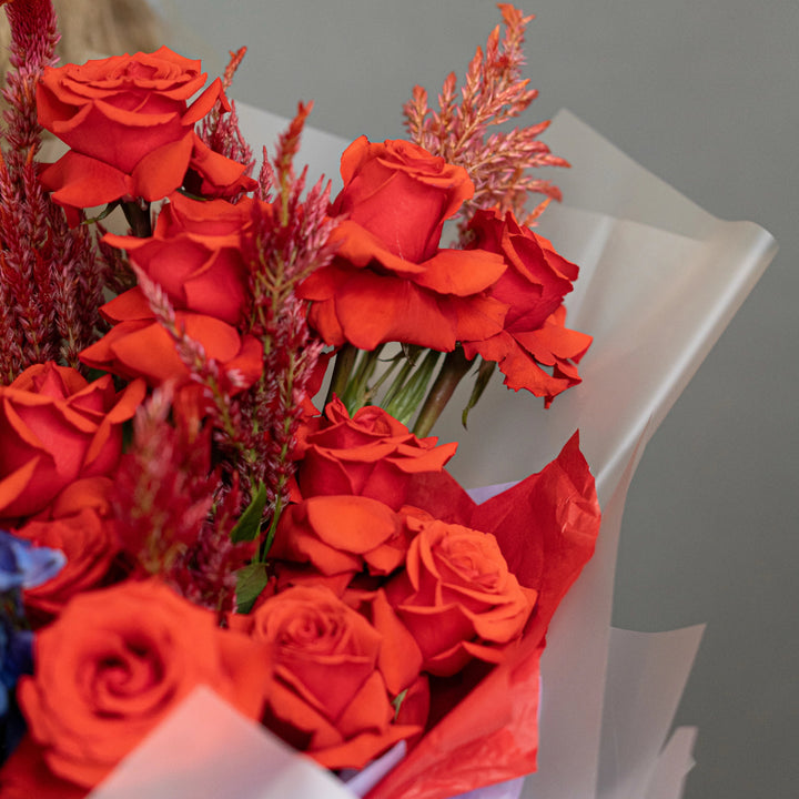 Flower box "Starry Wreath" with red roses and blue hydrangea