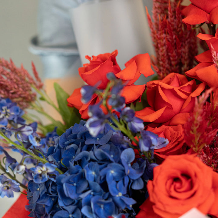 Flower box "Starry Wreath" with red roses and blue hydrangea