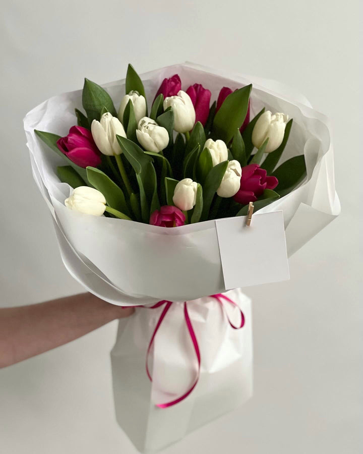 Bouquet of 15 red and white tulips