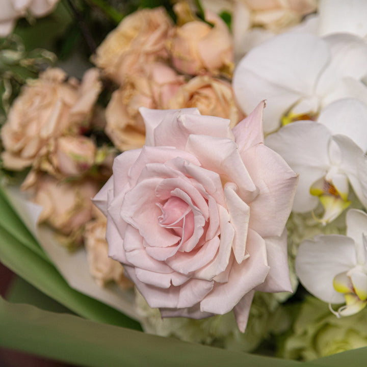 Small Bouquet "Sweet Lemonade" with hydrangea rose and orchid