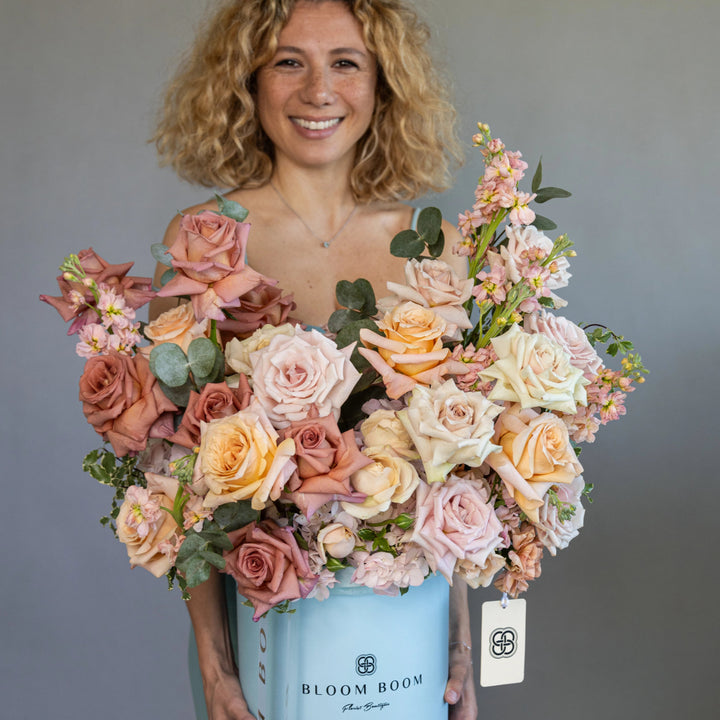 Flower box "Vanilla Sky" with roses, hydrangea, carnation and matthiola