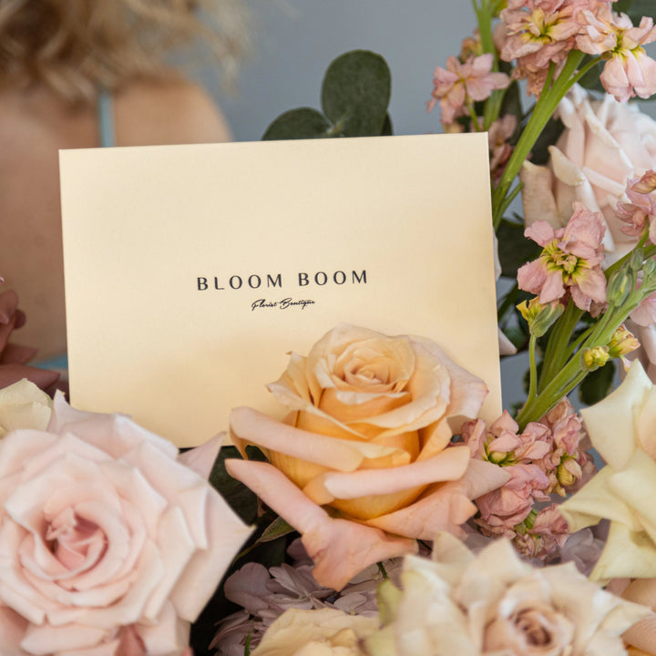 Flower box "Vanilla Sky" with roses, hydrangea, carnation and matthiola