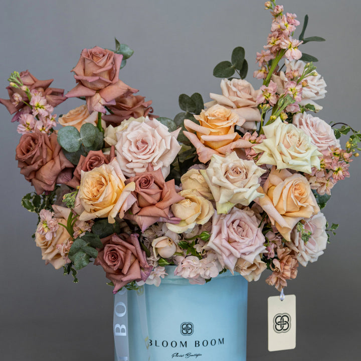 Flower box "Vanilla Sky" with roses, hydrangea, carnation and matthiola