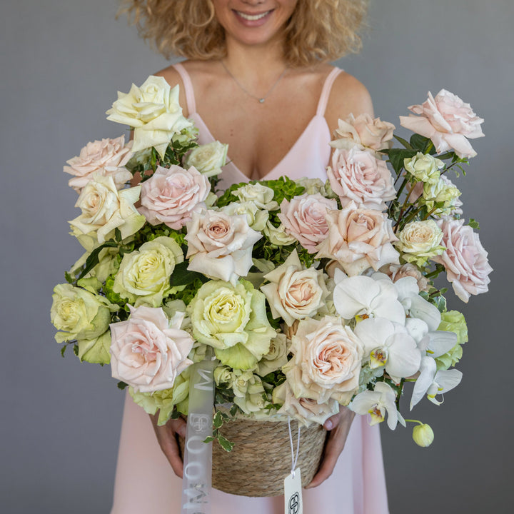 Flower basket "Sweet Lemonade" with hydrangea rose and orchid