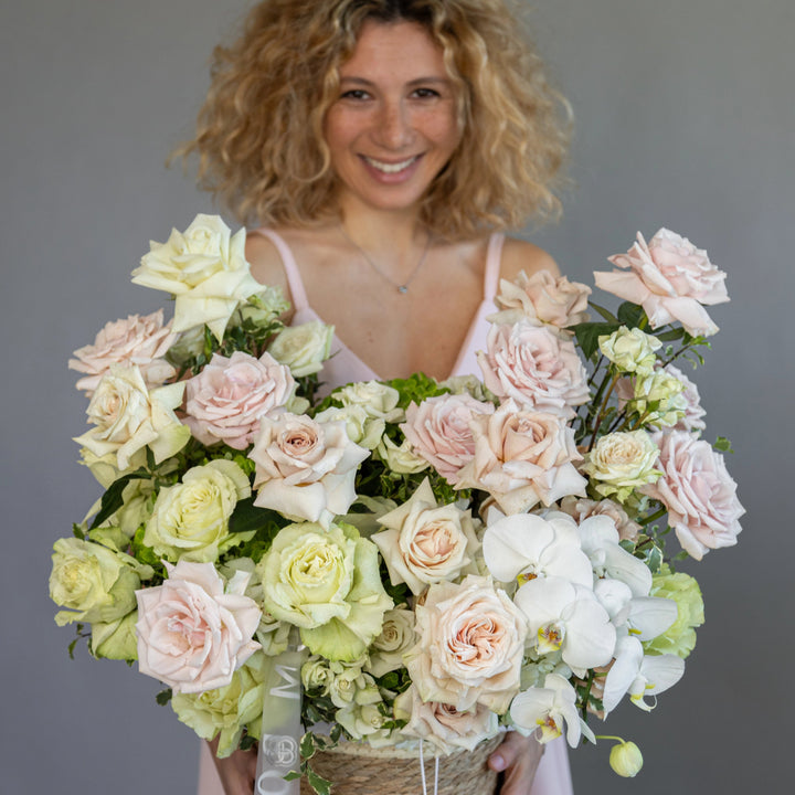 Flower basket "Sweet Lemonade" with hydrangea rose and orchid