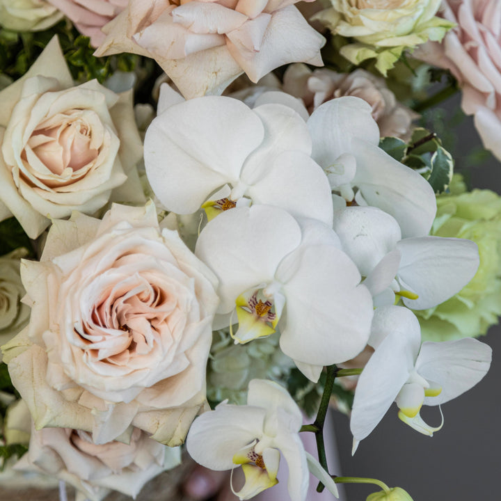 Flower basket "Sweet Lemonade" with hydrangea rose and orchid