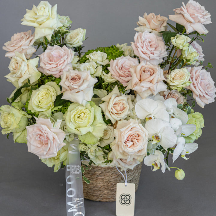 Flower basket "Sweet Lemonade" with hydrangea rose and orchid