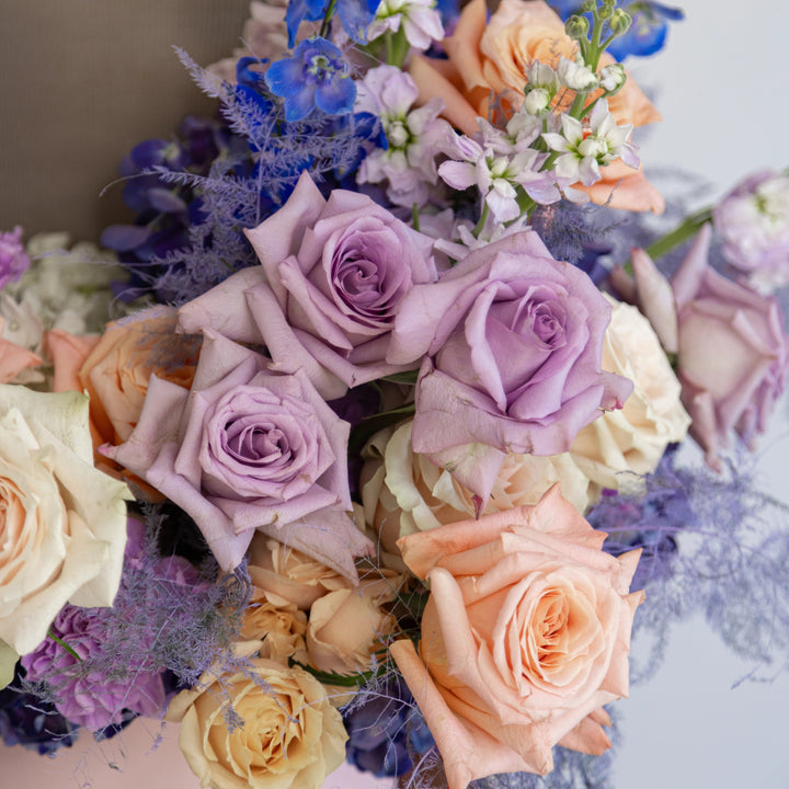 Box Peachy Ice with roses and hydrangea