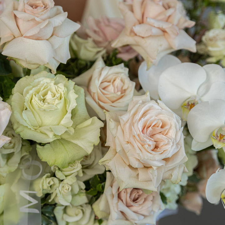 Flower box "Sweet Lemonade" with roses, hydrangea and orchid