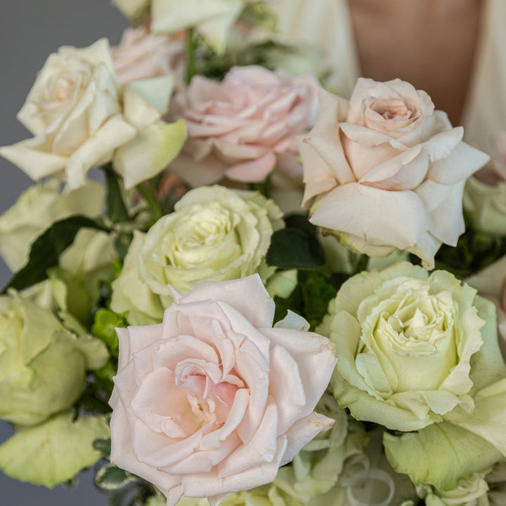 Flower box "Sweet Lemonade" with roses, hydrangea and orchid