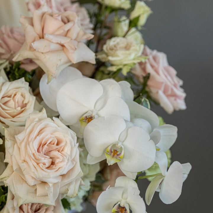 Flower box "Sweet Lemonade" with roses, hydrangea and orchid