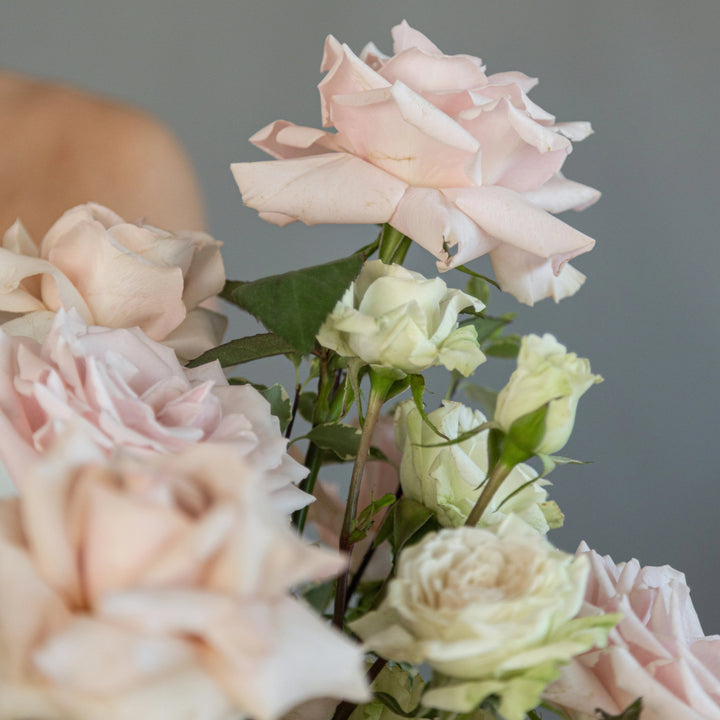 Flower box "Sweet Lemonade" with roses, hydrangea and orchid