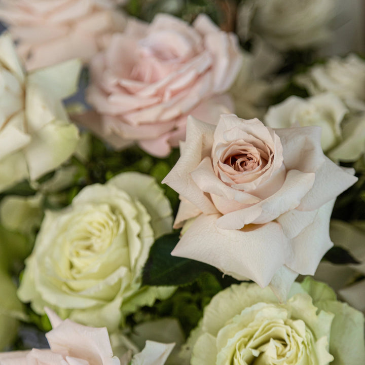 Flower box "Sweet Lemonade" with roses, hydrangea and orchid