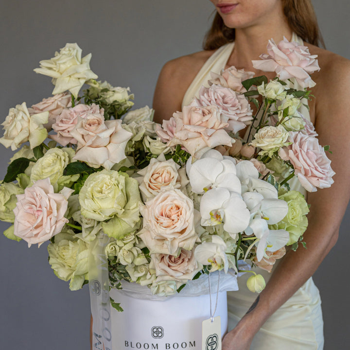 Flower box "Sweet Lemonade" with roses, hydrangea and orchid