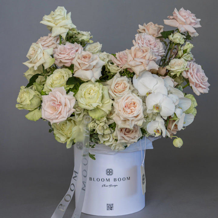 Flower box "Sweet Lemonade" with roses, hydrangea and orchid