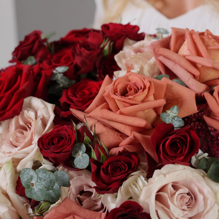 Vase "Cupid's Charm" with rose and hydrangea